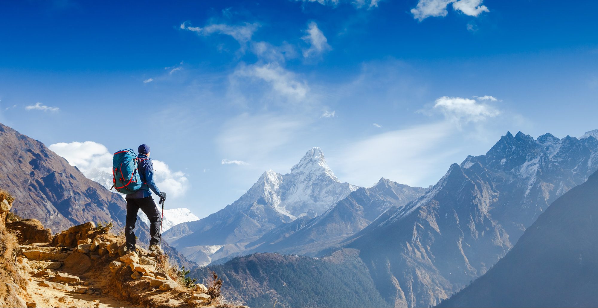 Un homme observant une montagne
